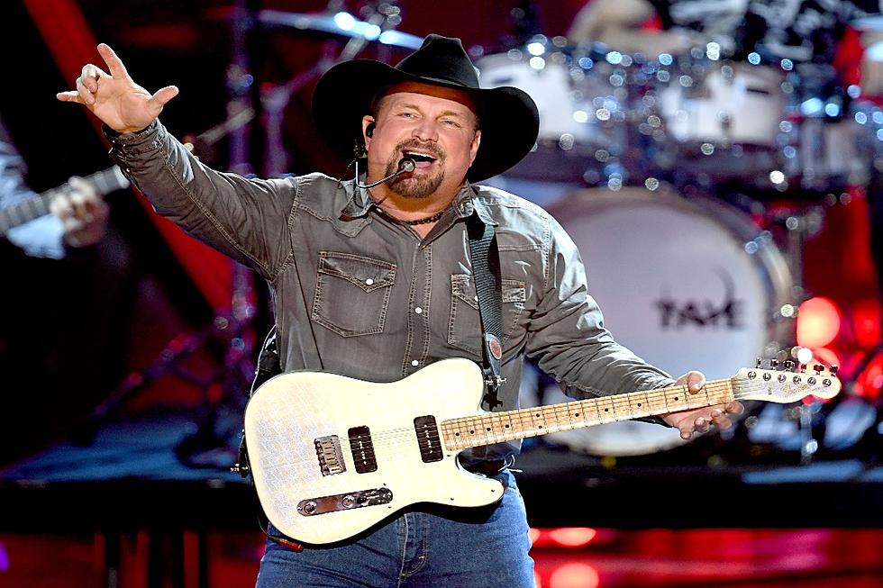 What Guitar Does Garth Brooks Play? | Gear & Net Worth - Guitar Lobby