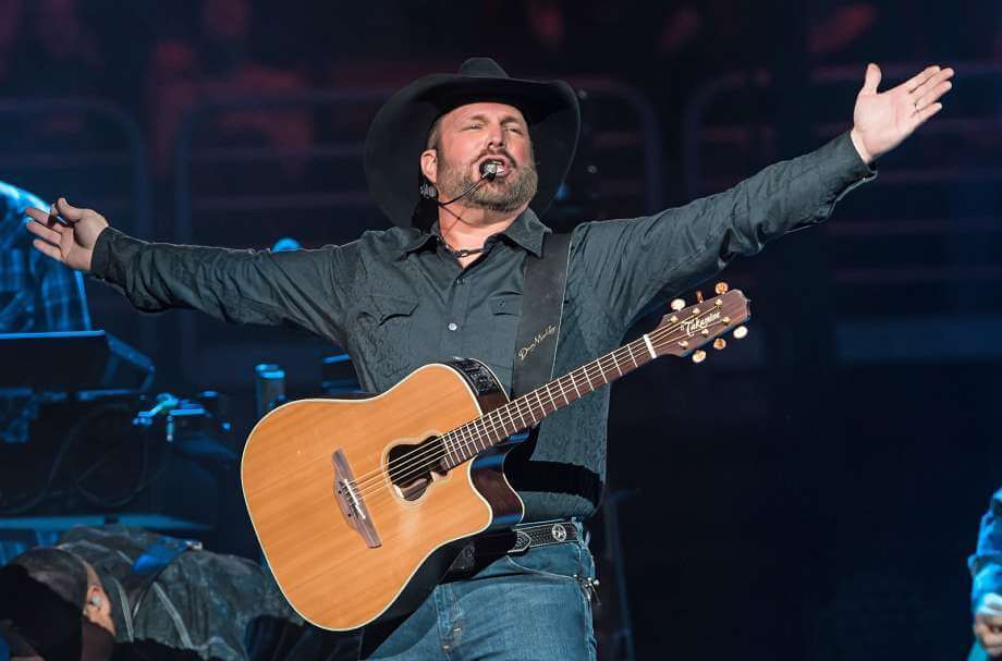 What Guitar Does Garth Brooks Play? | Gear & Net Worth - Guitar Lobby